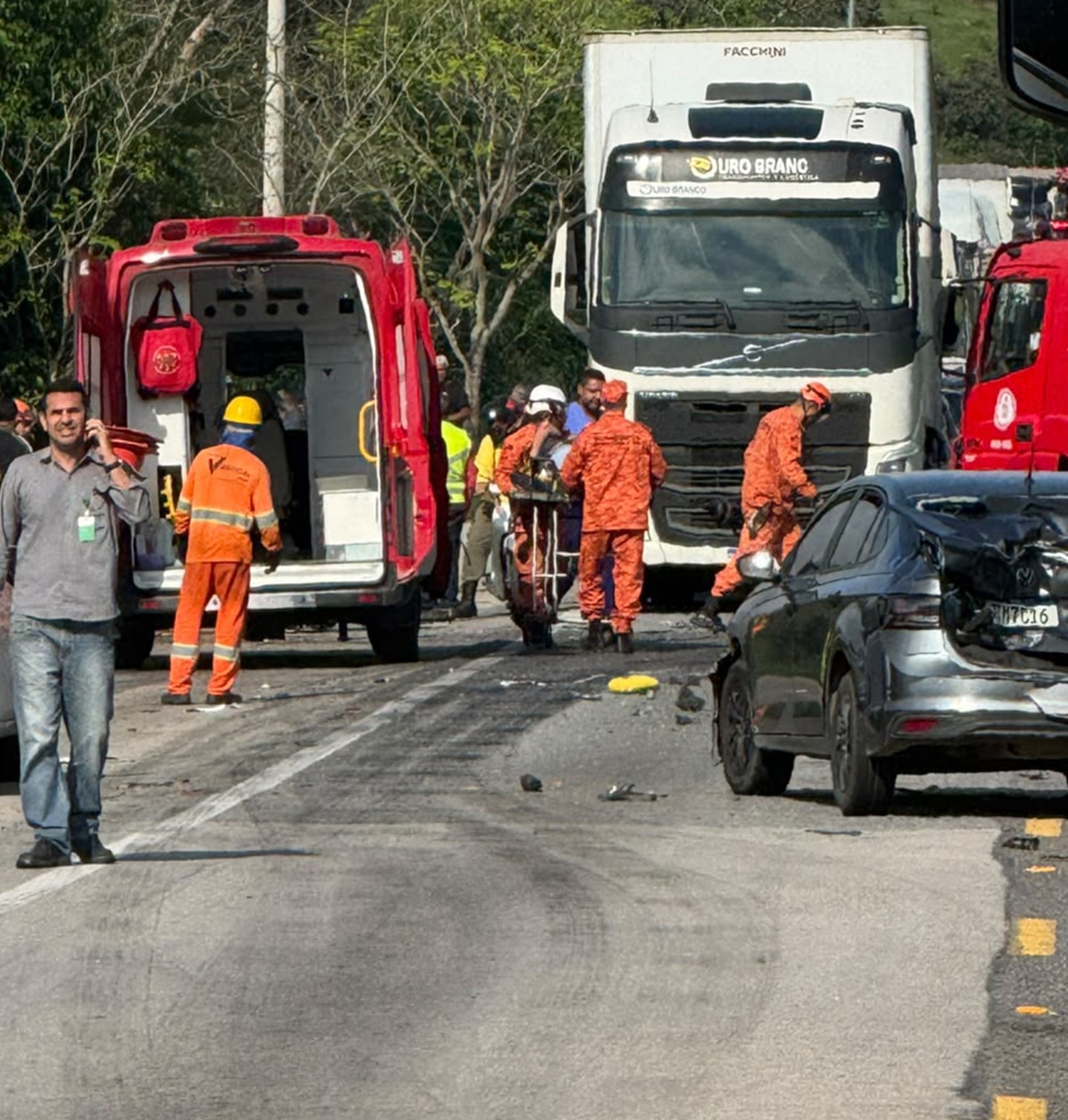 Batida com cinco veículos na BR-101 deixa três feridos e trava o trânsito em Casimiro de Abreu