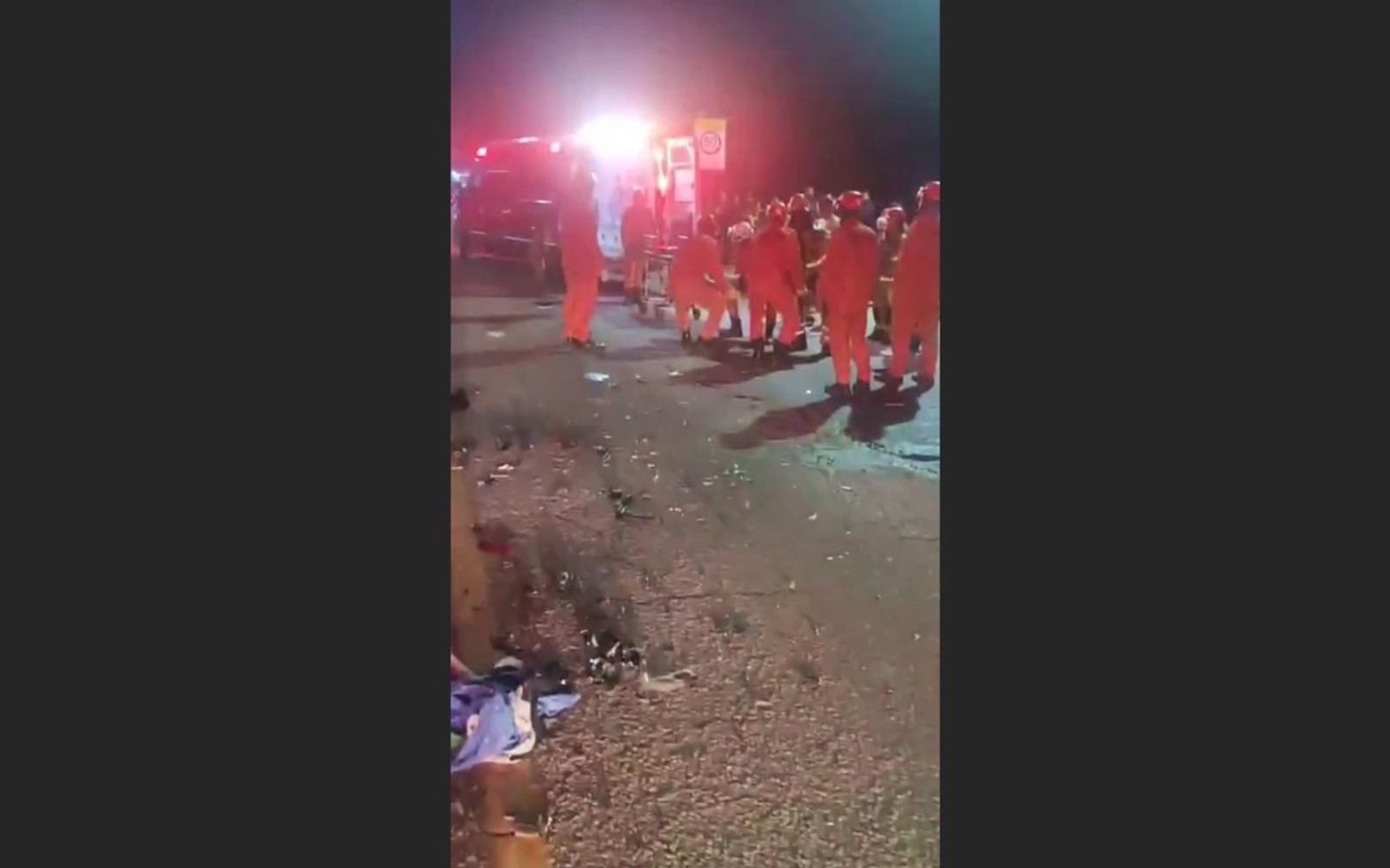 Colisão entre duas motos deixa três feridos na RJ-106, em Araruama; moto pega fogo
