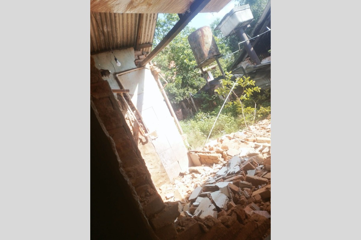 Mulher percebe muro balançando e tira quatro crianças e outra moradora de casa minutos antes do desabamento