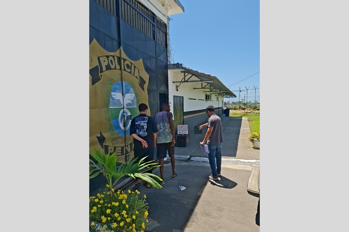 Dupla é presa em flagrante após assassinato a tiros na porta de casa, em Raposo
