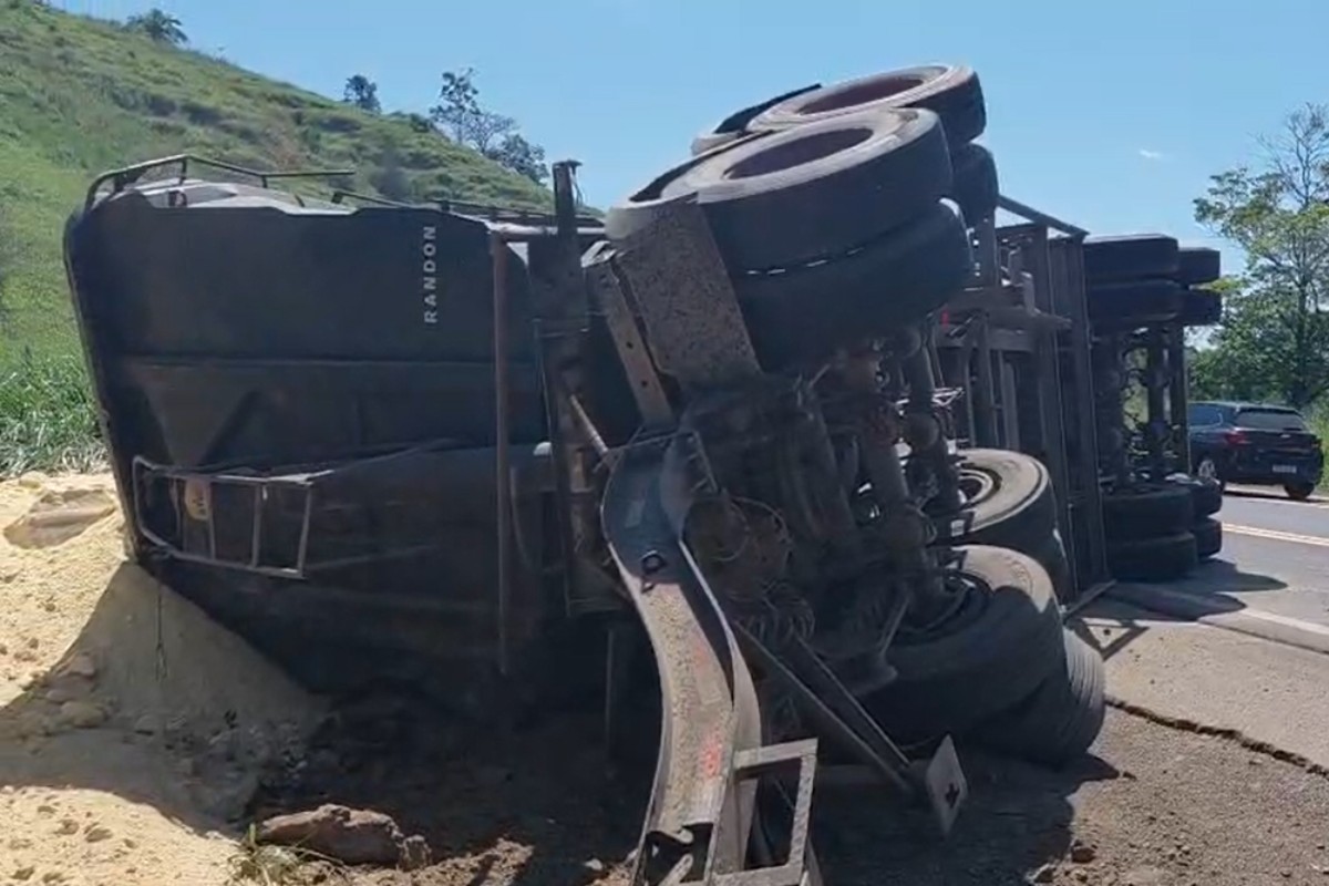 Carreta com farelo de milho tomba na BR-356 e interdita parte da pista em Cardoso Moreira