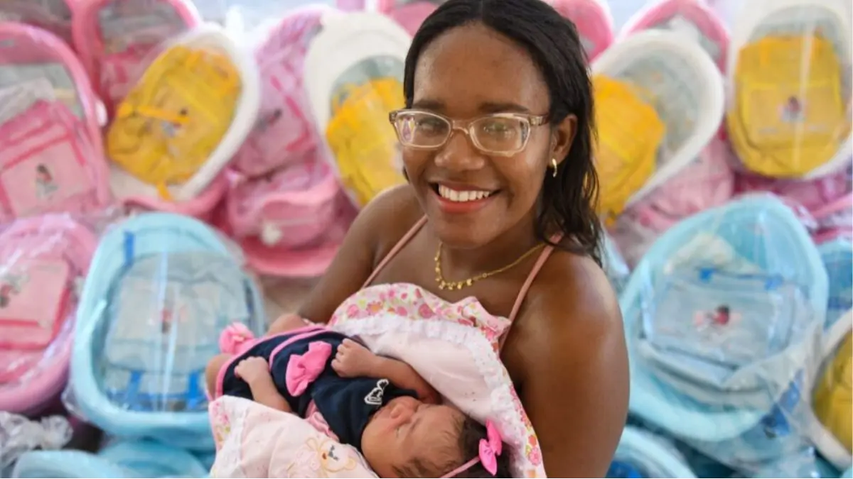 Mães e gestantes de Campos recebem kits de enxoval do Programa Mãe Coruja nesta sexta