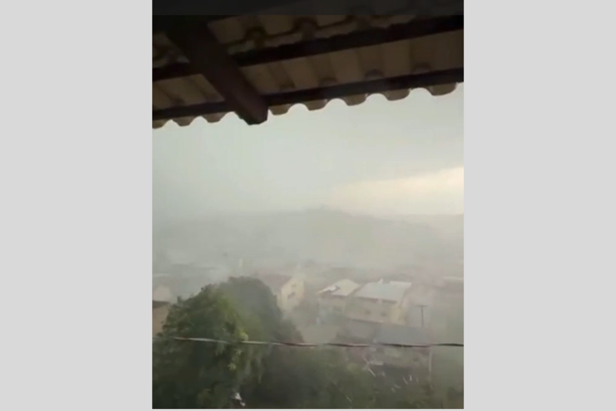 Ventos fortes derrubam telhados, causam alagamentos e deixam fios soltos em rua de Bom Jesus do Itabapoana